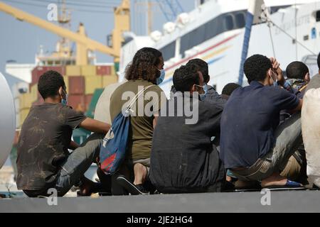 Pozzallo, Provinz Ragusa, Italien, 24. Juni 2022, 97 Migranten landeten im Hafen von Pozzallo. Sie sind Teil von 500 Migranten, die 90 Meilen südlich von Sizilien an Bord eines Fischereischiffs abgefangen wurden. Stockfoto