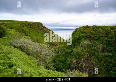 Ein Blick von den Lealt Falls auf der Isle of Skye, Schottland Stockfoto