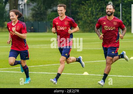 AMSTERDAM, NIEDERLANDE - 24. JUNI: Kian Fitz Jim von Ajax, Youri Regeer von Ajax und Sean Klaiber von Ajax während der ersten Trainingssaison 2022/2023 von Ajax im sportpark De Toekomst am 24. Juni 2022 in Amsterdam, Niederlande. (Foto von Joris Verwijst/Orange Picturs) Stockfoto