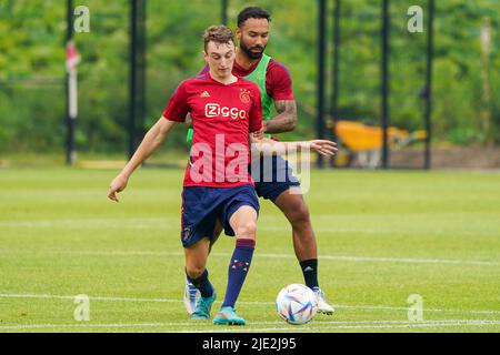 AMSTERDAM, NIEDERLANDE - 24. JUNI: Youri Baas von Ajax und Sean Klaiber von Ajax während der ersten Trainingssaison 2022/2023 von Ajax im sportpark De Toekomst am 24. Juni 2022 in Amsterdam, Niederlande. (Foto von Joris Verwijst/Orange Picturs) Stockfoto