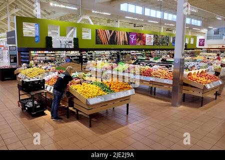 TORONTO, KANADA - 23. Juni 2022: Loblaws Supermarkt in Toronto, Ontario, Kanada. Loblaws ist Kanadas größter Lebensmittelhändler und Supermarktkette w Stockfoto