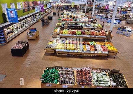 TORONTO, KANADA - 23. Juni 2022: Blick aus der Vogelperspektive auf den Supermarkt. Loblaws Supermarkt in Toronto, Ontario, Kanada. Stockfoto