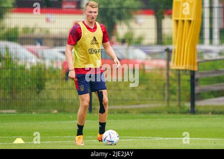 AMSTERDAM, NIEDERLANDE - 24. JUNI: Perr Schuurs von Ajax während der ersten Trainingssaison 2022/2023 von Ajax im sportpark De Toekomst am 24. Juni 2022 in Amsterdam, Niederlande. (Foto von Joris Verwijst/Orange Picturs) Stockfoto