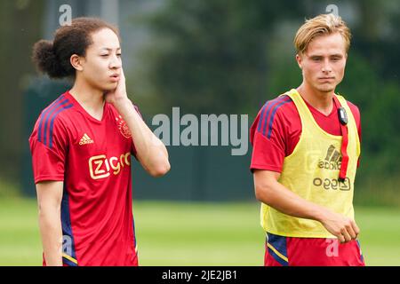 AMSTERDAM, NIEDERLANDE - 24. JUNI: Kian Fitz Jim von Ajax und Donny Warmerdam von Ajax während der ersten Trainingssaison 2022/2023 von Ajax im sportpark De Toekomst am 24. Juni 2022 in Amsterdam, Niederlande. (Foto von Joris Verwijst/Orange Picturs) Stockfoto