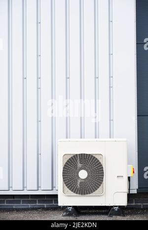 Wärmepumpen-Kondensatoreinheiten zum Heizen und Kühlen moderner Gebäude Stockfoto
