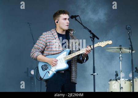 Glastonbury, Großbritannien. 24.. Juni 2022. VEREINIGTES KÖNIGREICH. Freitag, 24. Juni 2022. Sam Fender tritt auf der Pyramid Stage während des Glastonbury Festival Worthy Farm auf. Bild nach Kredit: Julie Edwards/Alamy Live News Stockfoto