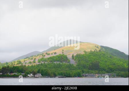 Luss vom offenen Wasser am Loch Lomond aus gesehen Stockfoto