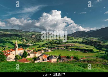 Malerische Alpenstadt im grünen Bergtal. Malerischer Blick in den französischen Alpen, Provence Stockfoto