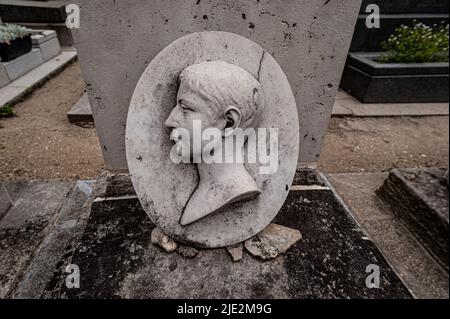 Geschnitzte Büste aus Stein auf dem Passy Friedhof. Paris, Frankreich. 05/2009 Stockfoto