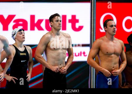 BUDAPEST, UNGARN - 24. JUNI: Tessa Giele aus den Niederlanden, Stan Pijnenburg aus den Niederlanden und Jesse Pust aus den Niederlanden schauen beim Mixed 4x100 m Freestyle Relay Finale während der FINA World Aquatics Championships Swimming in der Duna Arena am 24. Juni 2022 in Budapest, Ungarn, auf (Foto von Nikola Krstic/Orange Picics) Credit: Orange Pics BV/Alamy Live News Stockfoto