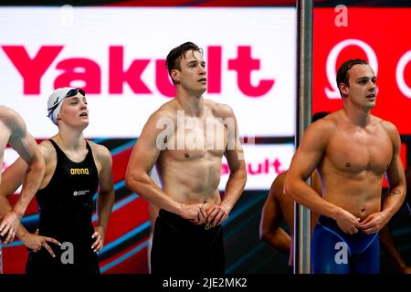 BUDAPEST, UNGARN - 24. JUNI: Tessa Giele aus den Niederlanden, Stan Pijnenburg aus den Niederlanden und Jesse Pust aus den Niederlanden schauen beim Mixed 4x100 m Freestyle Relay Finale während der FINA World Aquatics Championships Swimming in der Duna Arena am 24. Juni 2022 in Budapest, Ungarn, auf (Foto von Nikola Krstic/Orange Picics) Credit: Orange Pics BV/Alamy Live News Stockfoto