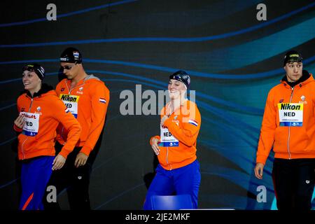 BUDAPEST, UNGARN - 24. JUNI: Marrit Steenbergen aus den Niederlanden, Jesse Puts aus den Niederlanden, Tessa Giele aus den Niederlanden und Stan Pijnenburg aus den Niederlanden, bevor sie am 24. Juni beim Mixed 4x100 m Freestyle Relay Finale während der FINA World Aquatics Championships Swimming in der Duna Arena teilhaben, 2022 in Budapest, Ungarn (Foto: Nikola Krstic/Orange Picics) Credit: Orange Pics BV/Alamy Live News Stockfoto