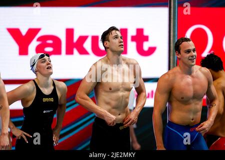 BUDAPEST, UNGARN - 24. JUNI: Tessa Giele aus den Niederlanden, Stan Pijnenburg aus den Niederlanden und Jesse Pust aus den Niederlanden schauen beim Mixed 4x100 m Freestyle Relay Finale während der FINA World Aquatics Championships Swimming in der Duna Arena am 24. Juni 2022 in Budapest, Ungarn, auf (Foto von Nikola Krstic/Orange Picics) Credit: Orange Pics BV/Alamy Live News Stockfoto