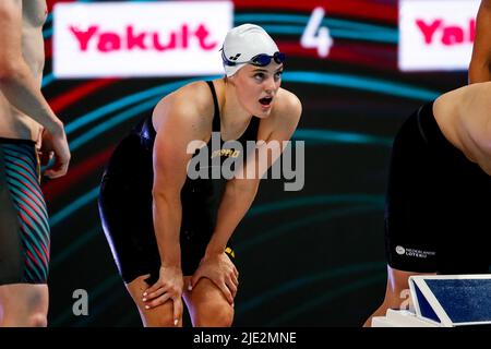 BUDAPEST, UNGARN - 24. JUNI: Tessa Giele aus den Niederlanden schaut beim Mixed 4x100m Freestyle Relay Finale während der FINA World Aquatics Championships Schwimmen in der Duna Arena am 24. Juni 2022 in Budapest, Ungarn (Foto von Nikola Krstic/Orange Picics) Credit: Orange Pics BV/Alamy Live News Stockfoto