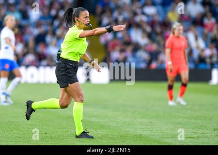 LEEDS, ENGLAND - 24. JUNI: Schiedsrichter während des Internationalen Freundschaftsspiel zwischen Englands Frauen und den Niederländischen Frauen in der Elland Road am 24. Juni 2022 in Leeds, England (Foto von MBMedia/Orange Picics) Kredit: Orange Pics BV/Alamy Live News Stockfoto