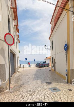 Cascais in der Nähe von Lissabon, Küstenstadt. Rua Fernandez Thomaz oder Fernandez Thomaz Street. Portugal Stockfoto