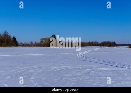 Endlose Weiten im schneebedeckten Latgale, im Winter 2018 Stockfoto