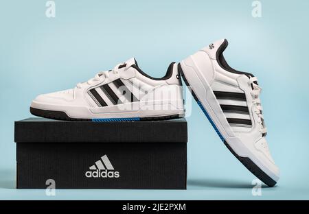 Belgrad, Serbien - 11. Mai 2022. Neue Adidas Tennisschuhe auf weißem Hintergrund mit Verpackungsbox. Neue Adidas Sneakers oder Sportschuhe auf blauem Hintergrund. Männer Stockfoto