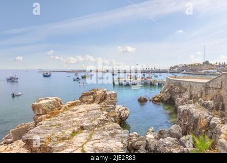 Cascais in der Nähe von Lissabon, Küstenstadt. Malerische Landschaft mit Blick auf das Meer, schöne Klippen und Hafen. Portugal Stockfoto