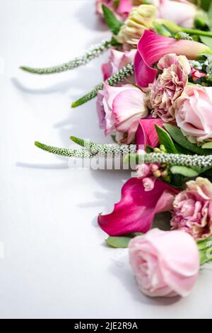 Bouquet von Rosen und cala Lilien Stockfoto