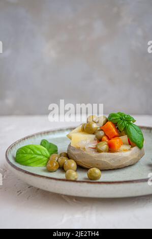 Hausgemachtes Artischockengericht mit grünen Erbsen, Karotten, Kartoffeln und Basilikum / Zeytinyagli Enginar Stockfoto