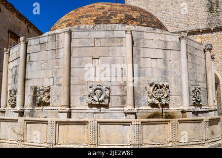 Horizontaler Panoramablick auf Onofrio Brunnen Masken in der Altstadt Dubrovnik Kroatien Stockfoto