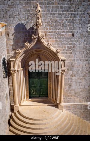 Die verwitterte grüne Tür markiert den Eingang zum Dominikanerkloster in der Altstadt von Dubrovnik - Kroatien Stockfoto