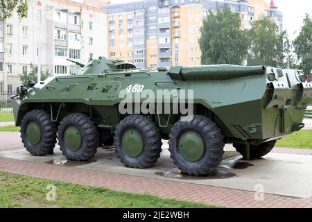 Bor, Nischni Nowgorod, Russland - 30. Juli 2020: Amphibischer gepanzerter Personalträger BTR-80 Stockfoto