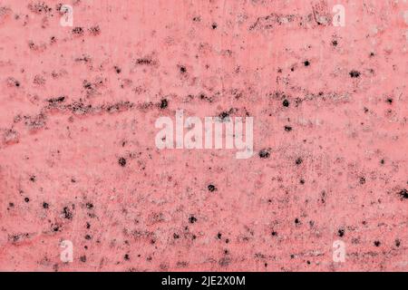 Schwarze Flecken von Pilzbakterien und Schimmel an einer roten Wand in einem Haus oder einer Wohnung. Das Konzept von übermäßiger Luftfeuchtigkeit, unsachgemäßem Luftaustausch und Kondensation. Schlechte Belüftung. Weichfokus. Stockfoto