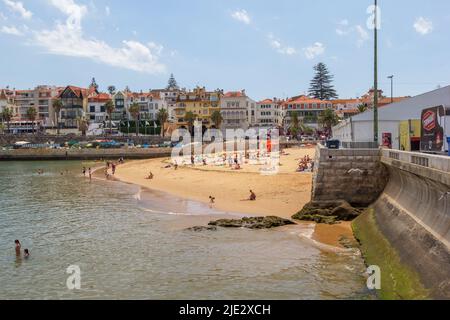 Cascais, Portugal - 22. Juni 2018: Cascais in der Nähe von Lissabon, die Stadt am Meer. Panoramablick auf Strand, bei ruhenden Menschen in einem Sommer sonnigen Tag gefüllt. Stockfoto