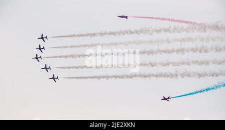 Goodwood, Großbritannien. 23.. Juni 2022. Die Red Arrows treten am 23. Juni 2022 beim Goodwood Festival of Speed auf dem Goodwood Circuit, Goodwood, Großbritannien, auf. Foto von Phil Hutchinson. Nur zur redaktionellen Verwendung, Lizenz für kommerzielle Nutzung erforderlich. Keine Verwendung bei Wetten, Spielen oder Veröffentlichungen einzelner Clubs/Vereine/Spieler. Kredit: UK Sports Pics Ltd/Alamy Live Nachrichten Stockfoto