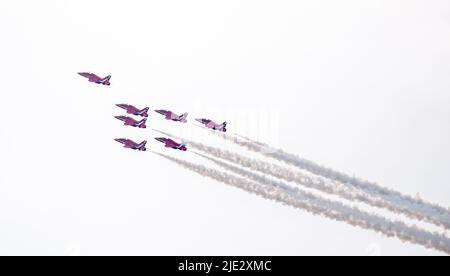 Goodwood, Großbritannien. 23.. Juni 2022. Die Red Arrows treten am 23. Juni 2022 beim Goodwood Festival of Speed auf dem Goodwood Circuit, Goodwood, Großbritannien, auf. Foto von Phil Hutchinson. Nur zur redaktionellen Verwendung, Lizenz für kommerzielle Nutzung erforderlich. Keine Verwendung bei Wetten, Spielen oder Veröffentlichungen einzelner Clubs/Vereine/Spieler. Kredit: UK Sports Pics Ltd/Alamy Live Nachrichten Stockfoto