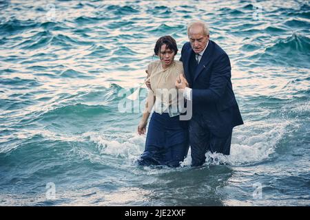 MAEVE DERMODY, CHARLES DANCE, UND DANN GAB ES KEINE, 2015 Stockfoto