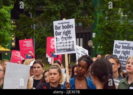 London, England, Großbritannien. 24.. Juni 2022. Demonstranten versammelten sich vor der US-Botschaft in London, als der Oberste Gerichtshof Roe gegen Wade umkippt und den Weg für das Abtreibungsverbot in einem Großteil der USA ebnet. (Bild: © Vuk Valcic/ZUMA Press Wire) Stockfoto