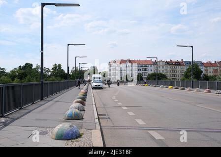 Berlin, 24. Juni 2022, Blick über die Monumentenbrücke Richtung Schoneberg mit Wohngebäuden an der Bautzener Straße Stockfoto