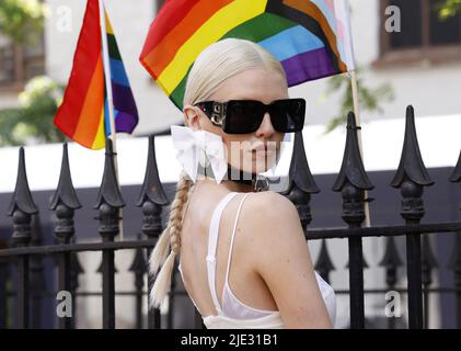 New York, Usa. 24.. Juni 2022. Model Stella Maxwell nimmt am Freitag, den 24. Juni 2022, an der Spatenstichfeier des Stonewall National Monument Visitor Center vor dem Stonewall Inn in New York City Teil. Foto von John Angelillo/UPI Credit: UPI/Alamy Live News Stockfoto