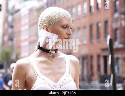 New York, Usa. 24.. Juni 2022. Model Stella Maxwell nimmt am Freitag, den 24. Juni 2022, an der Spatenstichfeier des Stonewall National Monument Visitor Center vor dem Stonewall Inn in New York City Teil. Foto von John Angelillo/UPI Credit: UPI/Alamy Live News Stockfoto