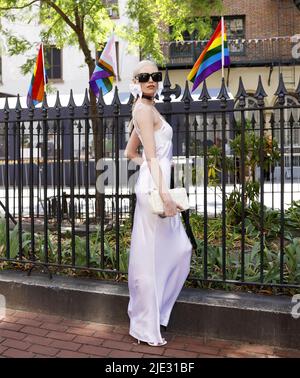 New York, Usa. 24.. Juni 2022. Model Stella Maxwell nimmt am Freitag, den 24. Juni 2022, an der Spatenstichfeier des Stonewall National Monument Visitor Center vor dem Stonewall Inn in New York City Teil. Foto von John Angelillo/UPI Credit: UPI/Alamy Live News Stockfoto