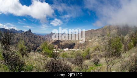 Wunderschöne und spektakuläre Landschaft und schöner sonniger Tag auf dem Weg zum Pico de las Nieves Gran Canary Spanien mit wechselndem Wetter in kurzer Zeit und Stockfoto