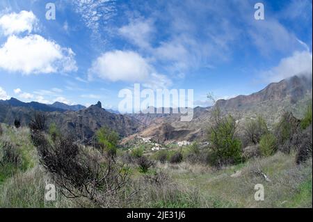 Wunderschöne und spektakuläre Landschaft und schöner sonniger Tag auf dem Weg zum Pico de las Nieves Gran Canary Spanien mit wechselndem Wetter in kurzer Zeit und Stockfoto