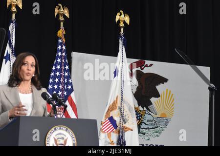 Plainfield, Illinois, USA. 24.. Juni 2022. (NEU) die Vizepräsidentin der Vereinigten Staaten, Kamala Harris, hält Bemerkungen zum Umstürzen von Roe V. Wade. 26. Juni 2022, Plainfield, IL, USA: Die Vizepräsidentin der Vereinigten Staaten, Kamala Harris, hält Bemerkungen zur Aufhebung von Roe V. Wade. Dies ist eine bahnbrechende Entscheidung, die 1973 vom Obersten Gerichtshof der Vereinigten Staaten in der Frage der Verfassungsmäßigkeit von Gesetzen erlassen wurde, die den Zugang zu Abtreibungen kriminalisierten oder beschränkten. (Bild: © Kyle Mazza/TheNEWS2 via ZUMA Press Wire) Stockfoto