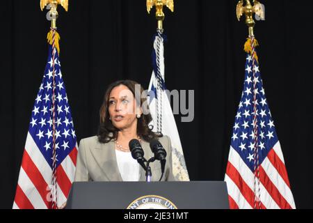 Plainfield, Illinois, USA. 24.. Juni 2022. (NEU) die Vizepräsidentin der Vereinigten Staaten, Kamala Harris, hält Bemerkungen zum Umstürzen von Roe V. Wade. 26. Juni 2022, Plainfield, IL, USA: Die Vizepräsidentin der Vereinigten Staaten, Kamala Harris, hält Bemerkungen zur Aufhebung von Roe V. Wade. Dies ist eine bahnbrechende Entscheidung, die 1973 vom Obersten Gerichtshof der Vereinigten Staaten in der Frage der Verfassungsmäßigkeit von Gesetzen erlassen wurde, die den Zugang zu Abtreibungen kriminalisierten oder beschränkten. (Bild: © Kyle Mazza/TheNEWS2 via ZUMA Press Wire) Stockfoto