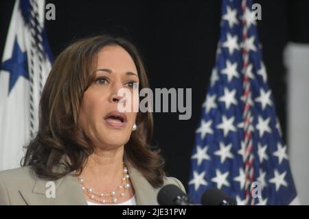 Plainfield, Illinois, USA. 24.. Juni 2022. (NEU) die Vizepräsidentin der Vereinigten Staaten, Kamala Harris, hält Bemerkungen zum Umstürzen von Roe V. Wade. 26. Juni 2022, Plainfield, IL, USA: Die Vizepräsidentin der Vereinigten Staaten, Kamala Harris, hält Bemerkungen zur Aufhebung von Roe V. Wade. Dies ist eine bahnbrechende Entscheidung, die 1973 vom Obersten Gerichtshof der Vereinigten Staaten in der Frage der Verfassungsmäßigkeit von Gesetzen erlassen wurde, die den Zugang zu Abtreibungen kriminalisierten oder beschränkten. (Bild: © Kyle Mazza/TheNEWS2 via ZUMA Press Wire) Stockfoto