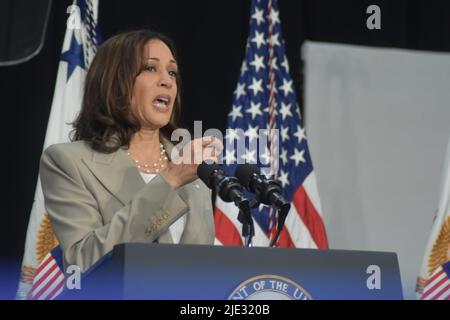 Plainfield, Illinois, USA. 24.. Juni 2022. (NEU) die Vizepräsidentin der Vereinigten Staaten, Kamala Harris, hält Bemerkungen zum Umstürzen von Roe V. Wade. 26. Juni 2022, Plainfield, IL, USA: Die Vizepräsidentin der Vereinigten Staaten, Kamala Harris, hält Bemerkungen zur Aufhebung von Roe V. Wade. Dies ist eine bahnbrechende Entscheidung, die 1973 vom Obersten Gerichtshof der Vereinigten Staaten in der Frage der Verfassungsmäßigkeit von Gesetzen erlassen wurde, die den Zugang zu Abtreibungen kriminalisierten oder beschränkten. (Bild: © Kyle Mazza/TheNEWS2 via ZUMA Press Wire) Stockfoto