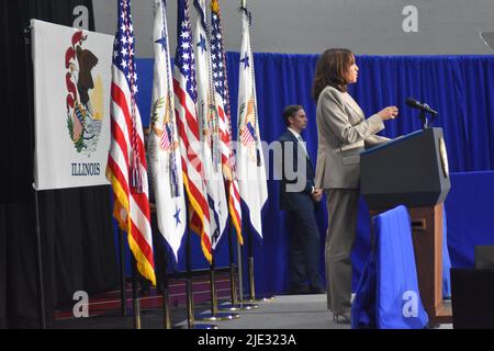 Plainfield, Illinois, USA. 24.. Juni 2022. (NEU) die Vizepräsidentin der Vereinigten Staaten, Kamala Harris, hält Bemerkungen zum Umstürzen von Roe V. Wade. 26. Juni 2022, Plainfield, IL, USA: Die Vizepräsidentin der Vereinigten Staaten, Kamala Harris, hält Bemerkungen zur Aufhebung von Roe V. Wade. Dies ist eine bahnbrechende Entscheidung, die 1973 vom Obersten Gerichtshof der Vereinigten Staaten in der Frage der Verfassungsmäßigkeit von Gesetzen erlassen wurde, die den Zugang zu Abtreibungen kriminalisierten oder beschränkten. (Bild: © Kyle Mazza/TheNEWS2 via ZUMA Press Wire) Stockfoto