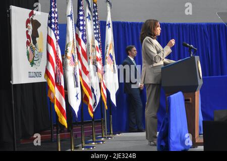 Plainfield, Illinois, USA. 24.. Juni 2022. (NEU) die Vizepräsidentin der Vereinigten Staaten, Kamala Harris, hält Bemerkungen zum Umstürzen von Roe V. Wade. 26. Juni 2022, Plainfield, IL, USA: Die Vizepräsidentin der Vereinigten Staaten, Kamala Harris, hält Bemerkungen zur Aufhebung von Roe V. Wade. Dies ist eine bahnbrechende Entscheidung, die 1973 vom Obersten Gerichtshof der Vereinigten Staaten in der Frage der Verfassungsmäßigkeit von Gesetzen erlassen wurde, die den Zugang zu Abtreibungen kriminalisierten oder beschränkten. (Bild: © Kyle Mazza/TheNEWS2 via ZUMA Press Wire) Stockfoto