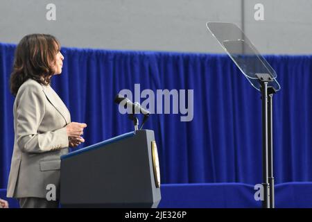 Plainfield, Illinois, USA. 24.. Juni 2022. (NEU) die Vizepräsidentin der Vereinigten Staaten, Kamala Harris, hält Bemerkungen zum Umstürzen von Roe V. Wade. 26. Juni 2022, Plainfield, IL, USA: Die Vizepräsidentin der Vereinigten Staaten, Kamala Harris, hält Bemerkungen zur Aufhebung von Roe V. Wade. Dies ist eine bahnbrechende Entscheidung, die 1973 vom Obersten Gerichtshof der Vereinigten Staaten in der Frage der Verfassungsmäßigkeit von Gesetzen erlassen wurde, die den Zugang zu Abtreibungen kriminalisierten oder beschränkten. (Bild: © Kyle Mazza/TheNEWS2 via ZUMA Press Wire) Stockfoto