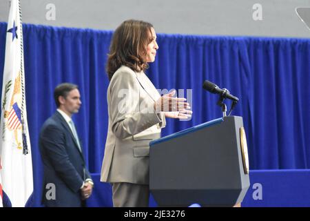 Plainfield, Illinois, USA. 24.. Juni 2022. (NEU) die Vizepräsidentin der Vereinigten Staaten, Kamala Harris, hält Bemerkungen zum Umstürzen von Roe V. Wade. 26. Juni 2022, Plainfield, IL, USA: Die Vizepräsidentin der Vereinigten Staaten, Kamala Harris, hält Bemerkungen zur Aufhebung von Roe V. Wade. Dies ist eine bahnbrechende Entscheidung, die 1973 vom Obersten Gerichtshof der Vereinigten Staaten in der Frage der Verfassungsmäßigkeit von Gesetzen erlassen wurde, die den Zugang zu Abtreibungen kriminalisierten oder beschränkten. (Bild: © Kyle Mazza/TheNEWS2 via ZUMA Press Wire) Stockfoto