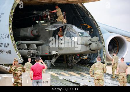 US-Soldaten des Angriffs-Aufklärungsbataillons 1., 1-211. Aviation Regiment, Utah Army National Guard, entladen am 20. Juni 2022 einen AH-64D Apache-Hubschrauber auf dem Internationalen Flughafen Agadir Al-Massira, Marokko. AL22 ist die größte, führende, gemeinsame, kombinierte jährliche Übung des US Africa Command, die vom 6. Bis 30. Juni von Marokko, Ghana, Senegal und Tunesien veranstaltet wird. Mehr als 7.500 Teilnehmer aus 28 Nationen und der NATO trainieren zusammen mit dem Fokus auf die Verbesserung der Bereitschaft für US- und Partnernationskräfte. AL22 ist eine gemeinsame, umfassende, mehrkomponentige und multinationale Übung, bei der eine vollständige Palette von Mitarbeitern eingesetzt wird Stockfoto