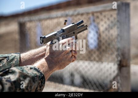 Ein US-Marine-Bataillon mit Waffen und Feldtraining, Marine Corps Recruit Depot San Diego, feuert während eines Advanced Marksmanship Training Course (Amt) in Edson Range, Camp Pendleton, Kalifornien, am 22. Juni 2022 eine M18. AMT soll Marineinfanteristinnen ein praktischeres Verständnis ihrer dienstlich ausgestellten Waffen vermitteln. (USA Marine Corps Foto von CPL. Anthony D. Pio) Stockfoto